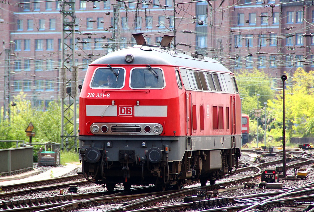 218 321-8 rollt hier in den Hamburger Hauptbahnhof um gleich eine Rangieraufgabe zu übernehmen. 17.05.2012