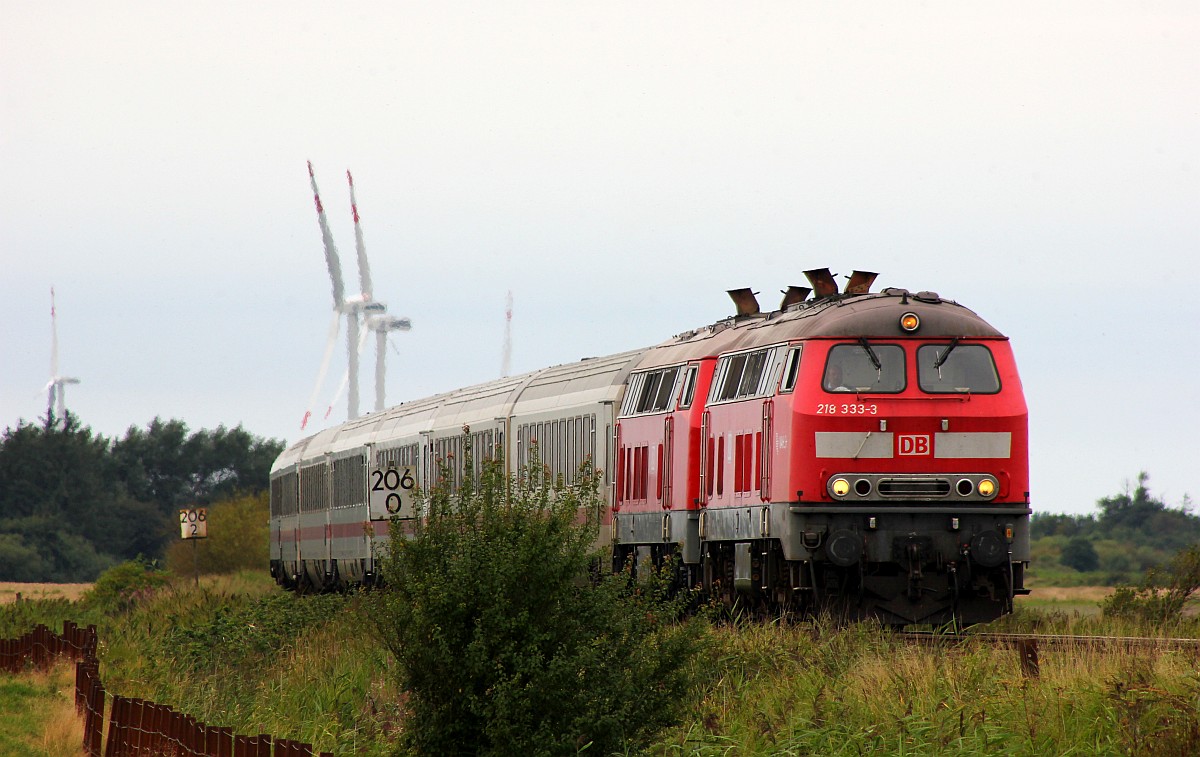 218 333 und 321 mit IC Richtung Niebüll/Hamburg. Lehnshallig 26.08.2017