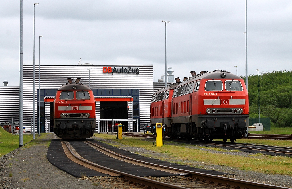 218 341-6(li)und 218 836-5 mit 218 364-8 stehen abgestellt vor dem Bw Niebüll der DB AutoZug. 08.06.2013