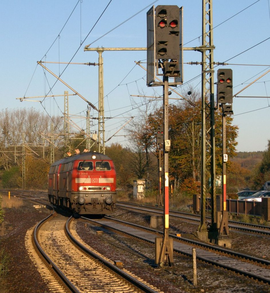 218 344-0 und eine weitere 218 kamen aus Flensburg durch Schleswig gefahren. Sie hatten vorher wieder den CNL 472/473 aus Basel nach Flensburg gebracht der dort von einer 120 nach Padborg gefahren wurde um von dort aus mit einer dänischen EA weiter nach Kopenhagen fahren zu können. Schleswig 28.10.2012