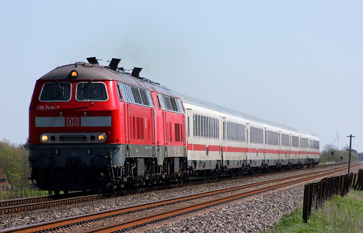 218 345-7 und 218 473-7 mit dem leicht verspteten IC 2072 nach Westerland. Wiedingharder Neuer Koog 05.05.18