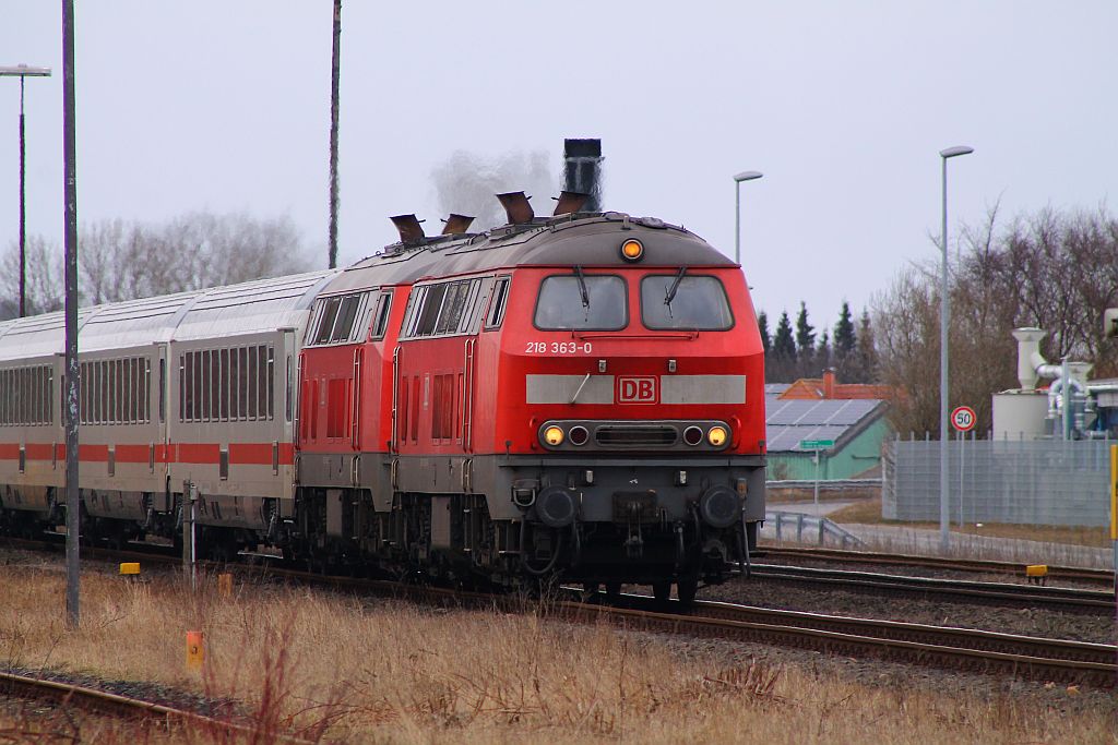 218 363-0 und 389-5 mit dem IC 2315 Westerland/Niebüll-Frankfurt(M)dieseln hier durch Husum-Nord. 31.03.2013