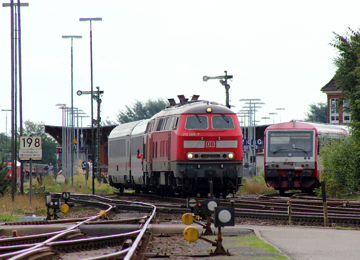 218 369 und 322 mit  Kurswagen  für Dagebüll in Niebüll auf Rangierfahrt. 26.08.2017