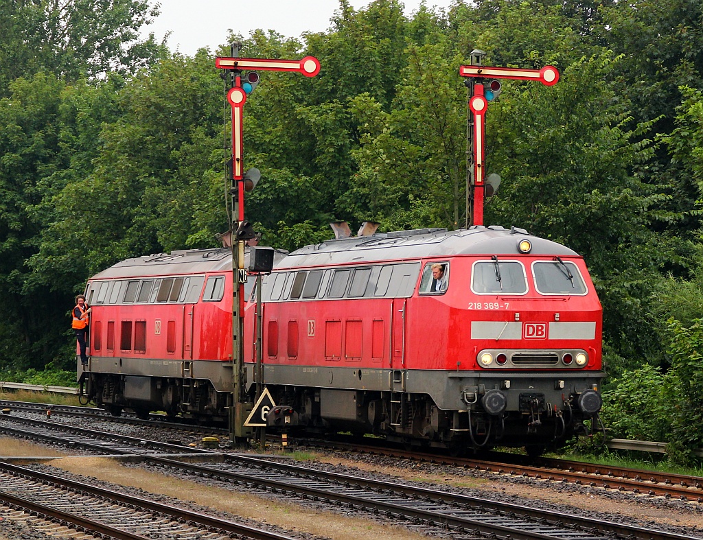 218 369-7 und 381-2 werden hier an den SyltShuttle nach Westerland rangiert. Niebüll 04.08.12