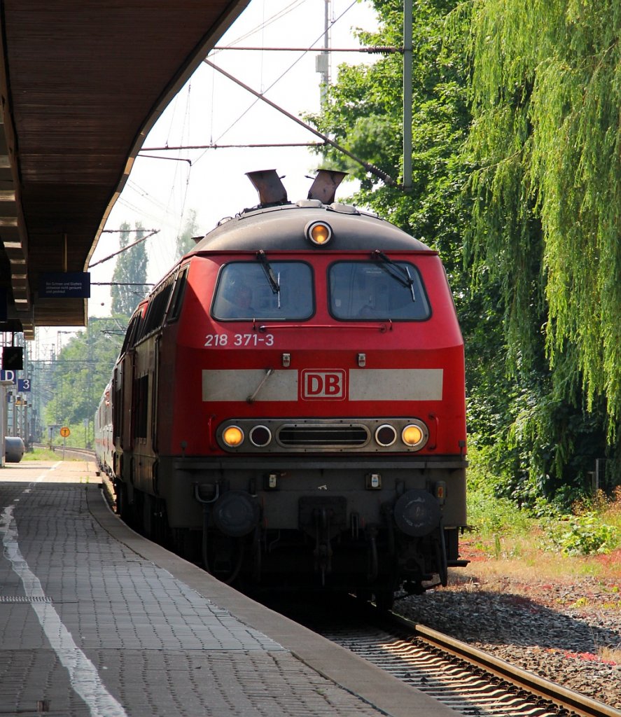 218 371-3 und 397-8 mit dem IC 2074 Dresden-Westerland bei der Durchfahrt im Bhf Elmshorn. 07.07.12