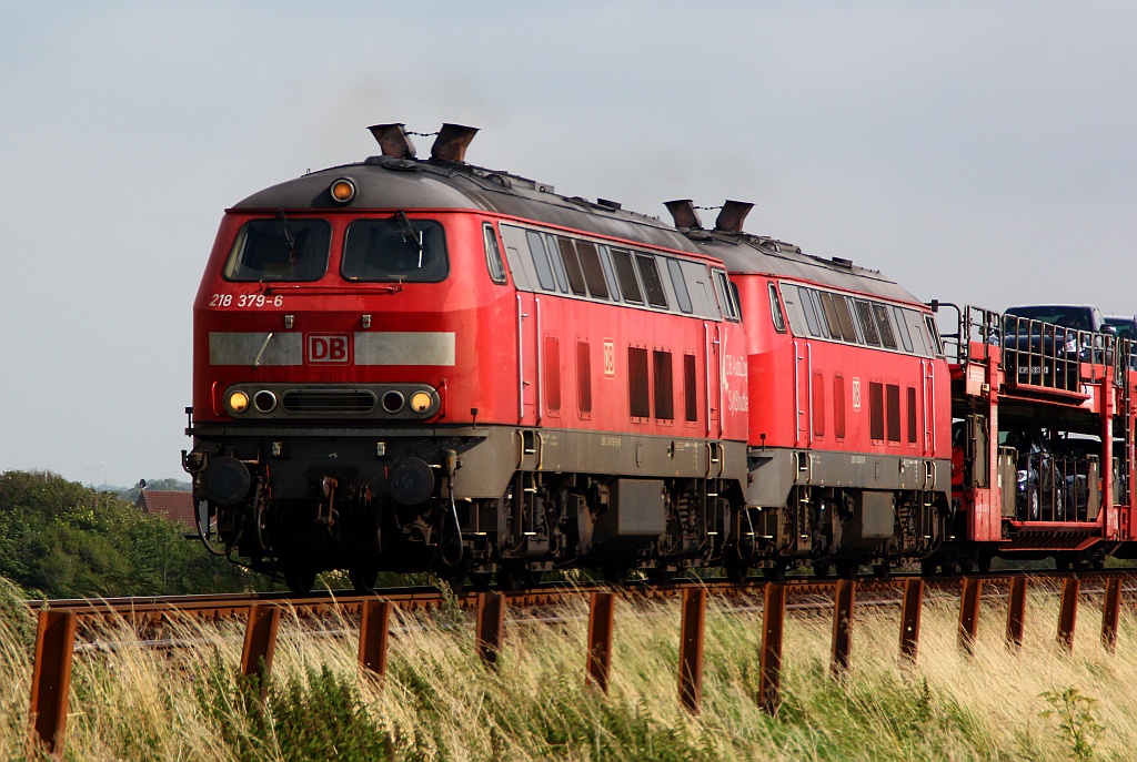 218 379-6 und 363-0 mit einem SyltShuttle aufgenommen am Dreieckskoog bei Klanxbüll an der KBS 130. Klanxbüll 04.08.12