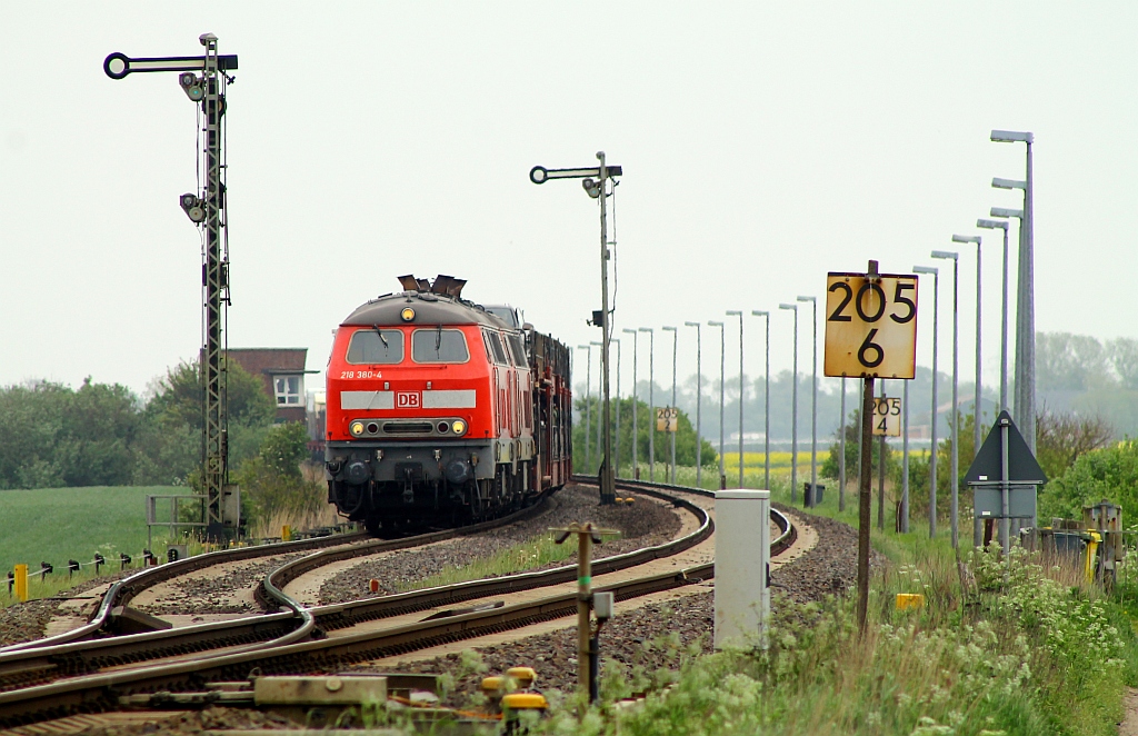 218 380-4 und 379-6 stehen mit dem SyltShuttle in der  Warteposition  Lehnshallig und warten auf den Gegenzug. 01.06.2013