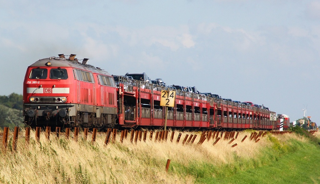 218 381-2 und 218 369-7 mit SyltShuttle AZ auf dem Weg nach Westerland. Klanxbüll 04.08.12