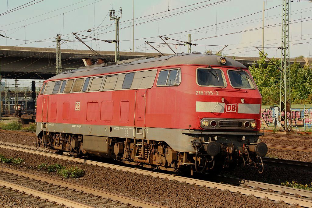 218 385-3 dieselt hier Solo durch HH-Harburg, 28.09.12