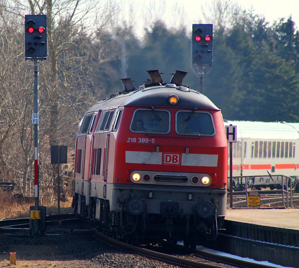 218 389-5 und 363-0 mit dem IC 2314(Köln-Westerland) bei der Einfahrt in den Bhf von Husum. 31.03.2013 