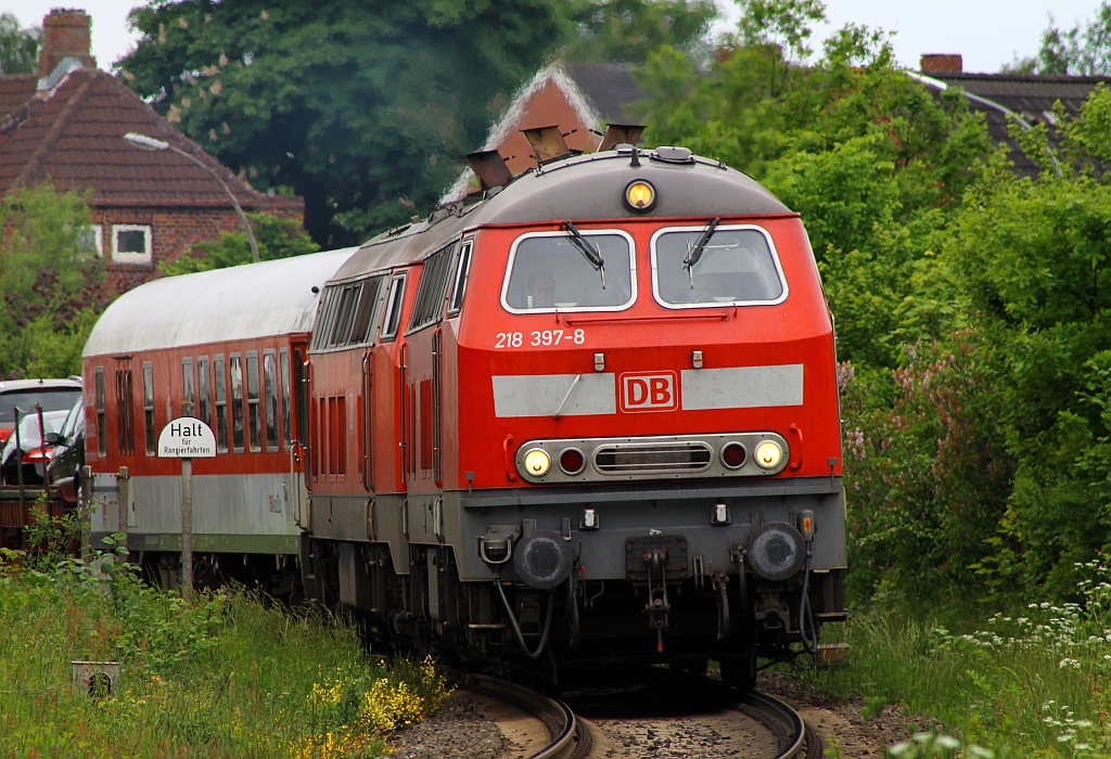 218 397-8 und 314-3 haben mit einem SyltShuttle Einfahrt in Niebüll. 08.06.2013