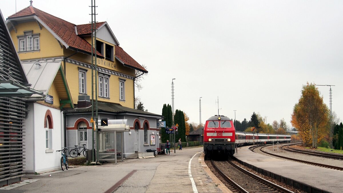 218 401-8 und eine weitere 218 mit SBB EC in Leutkirch am 30.10.2015.