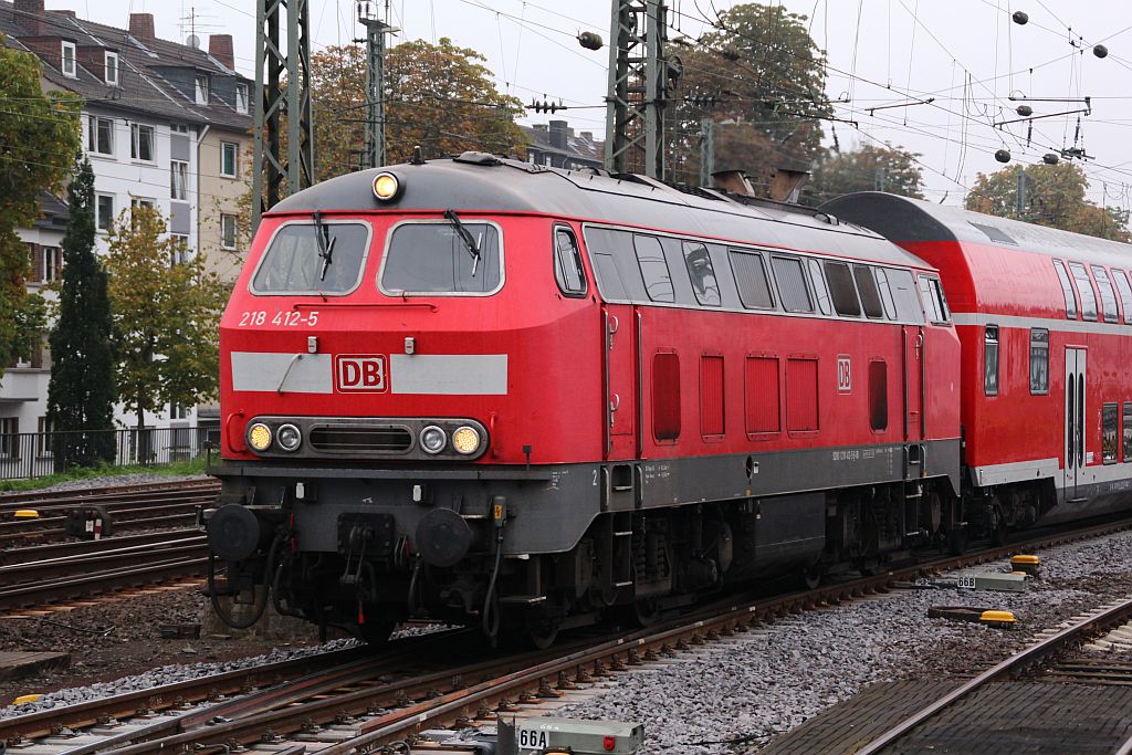 218 412-5 als Zug-Schublok des RE 18849 nach Wissembourg kommt hier aus dem Abstellbereich gefahren um den Zug im Hbf Koblenz bereit zu stellen. 30.09.12