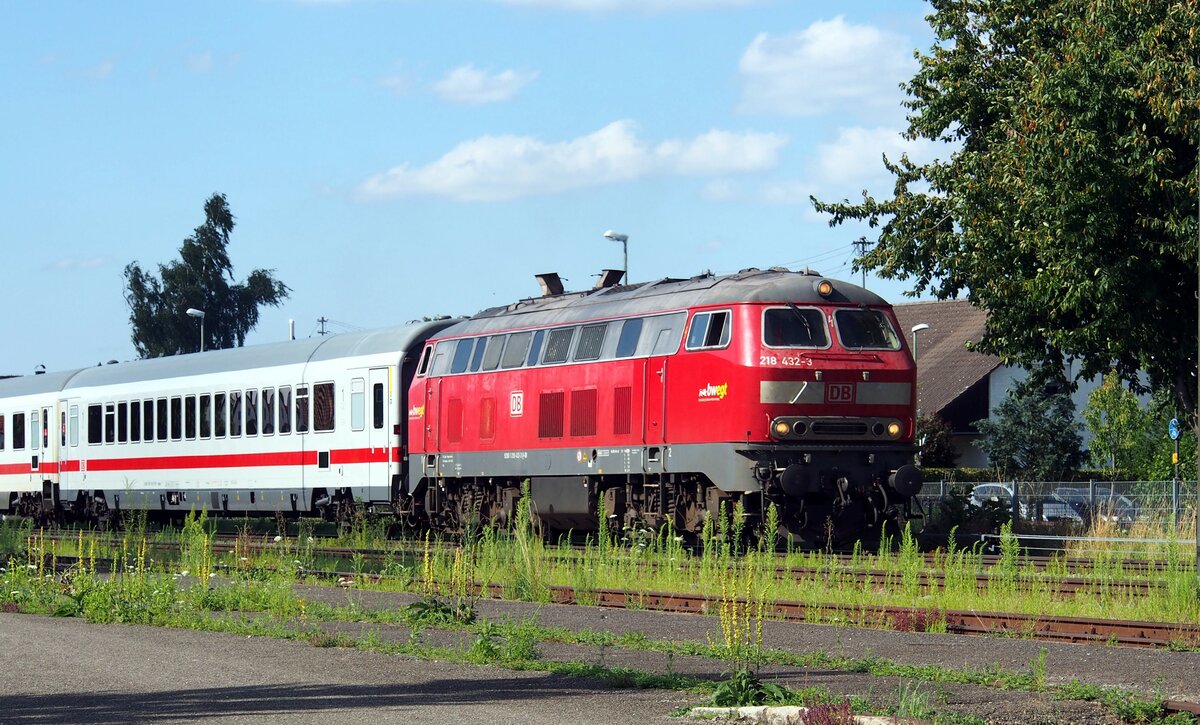 218 432-3 mit IC 2012  Allg�u  k�mpft sich mit einem heftigen Klang in Richtung S�den in V�hringen am 29.07.2021.