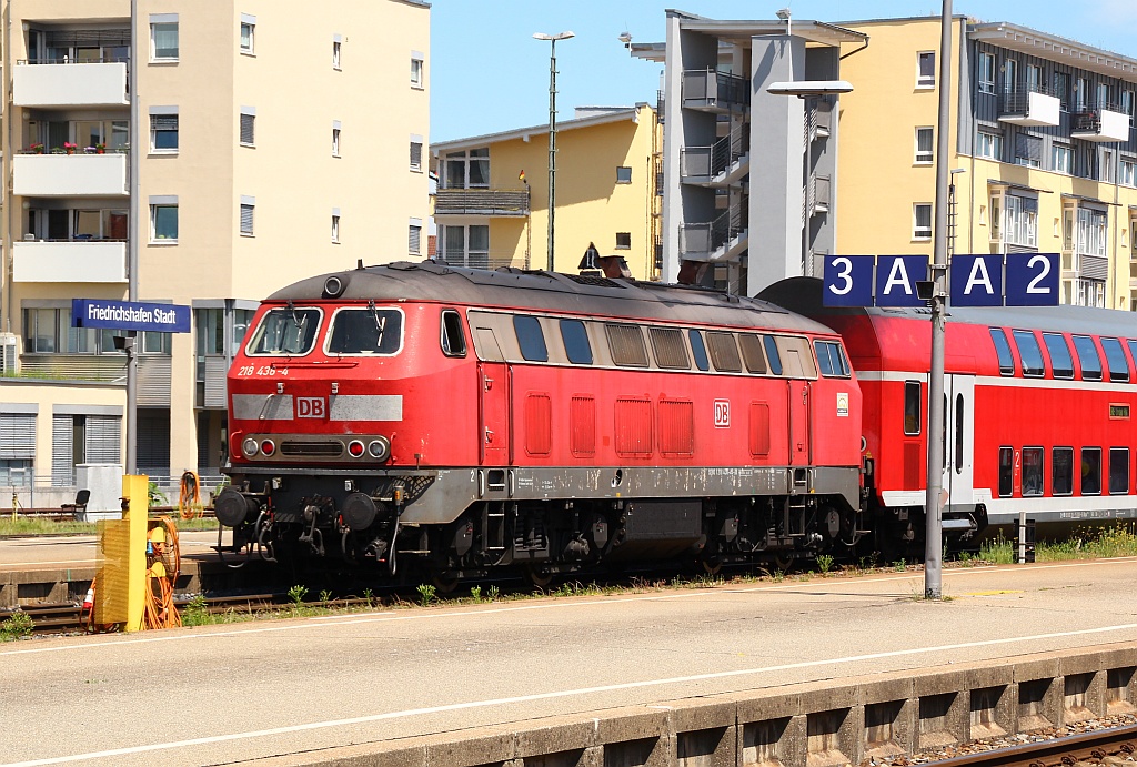 218 436-4 mit dem RE aus Stuttgart auf dem Weg nach Lindau, Friedrichshafen Stadt, 02.06.12