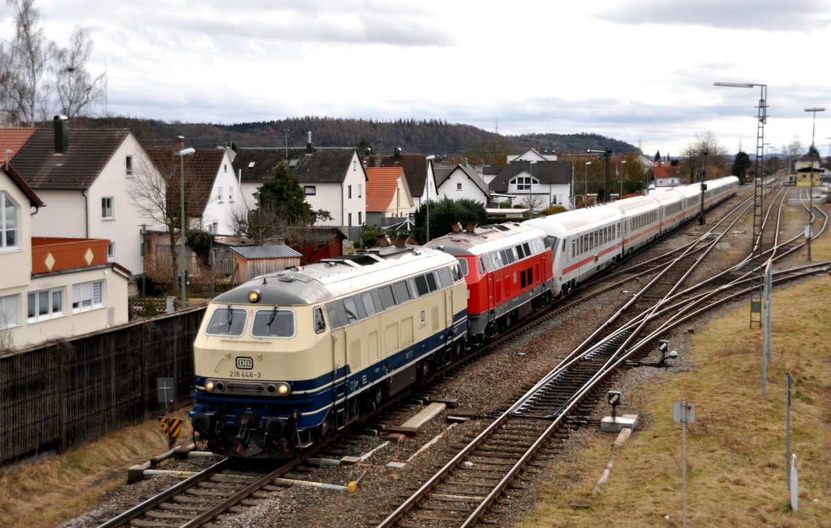218 446-3 und eine weitere 218 mit IC 2012 Allgäu fährt durch Vöhringen am 08.02.2024.