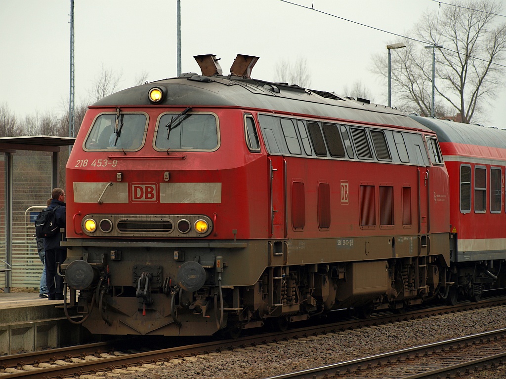 218 453-9 des Bw Kiel diente im März 2011 als Schulungsfahrzeug und zog erst eine RB nach Neumünster und anschliessend den SHE nach Hamburg, hier konnte ich sie beim Halt in Schleswig fotografieren. 17.03.2011