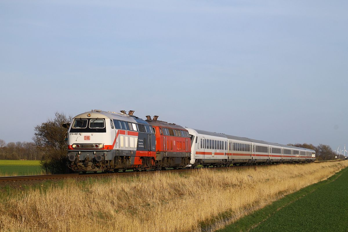 218 497 + 218 385 vor IC 2374 nach Westerland (Sylt) Bü Südergotteskoog 18.04.2022