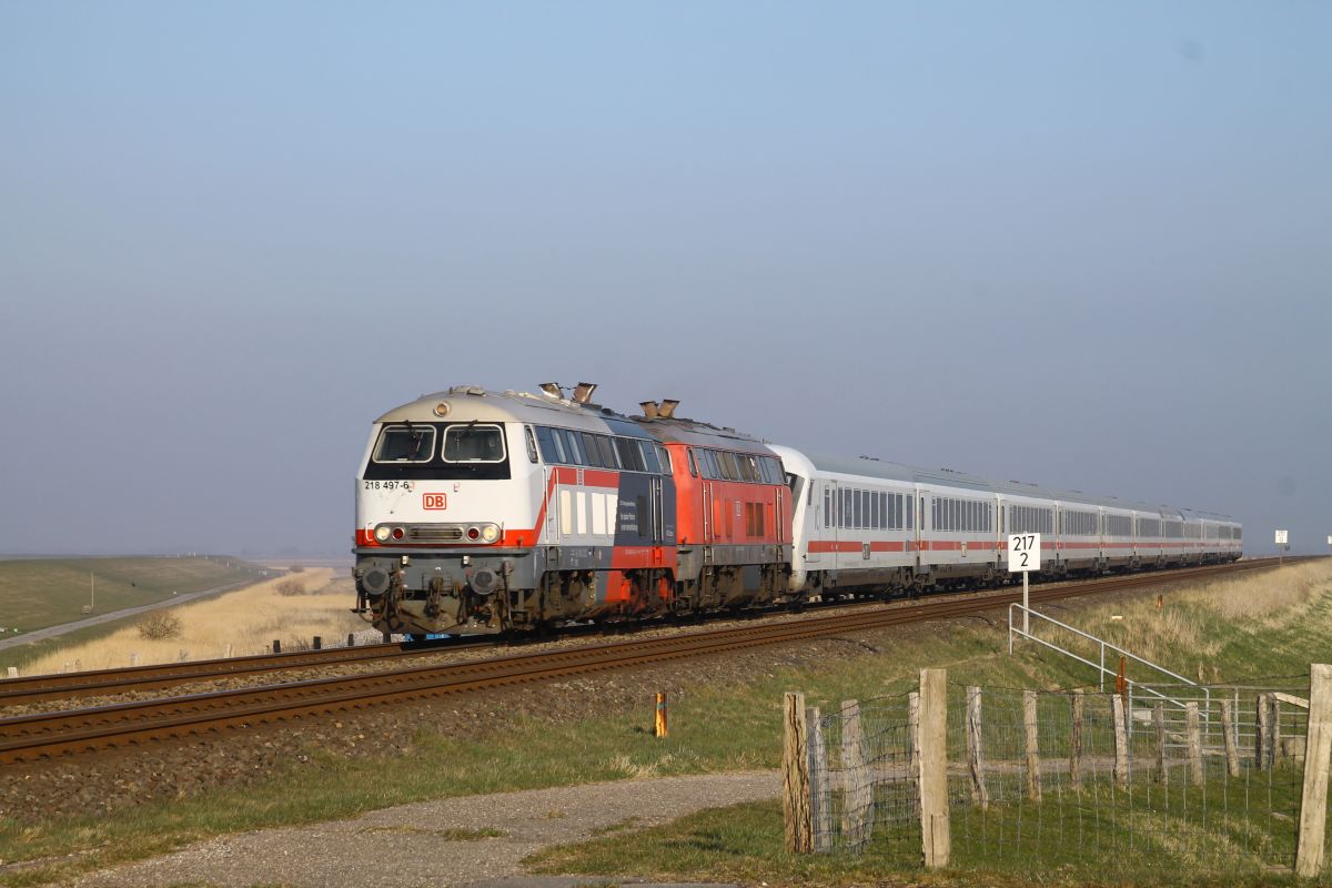 218 497 + 218 421 vor IC 2310 Frankfurt/M nach Westerland/Sylt im Friedrich-Wilhelm-Lübke-Koog vor Beginn des Hindenburgdamms 24.03.2022