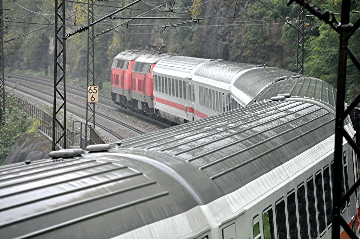 218 499-5 und eine weitere 218 mit IC 2012 Allgäu auf der Geislinger Steige am 25.09.2010.