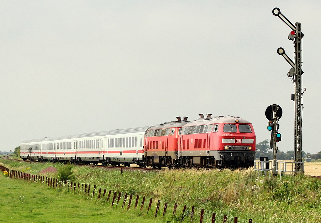 218 831-6 und 389-5 mit dem IC 2073 Sylter Strand aufgenommen am Bü Lehnshallig bei Niebüll. 04.08.2012