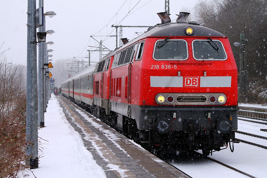 218 836-5(388-7)und 315-0 mit dem IC 2191  Wattenmeer  von Westerland nach Frankfurt als Baustellenbedingter Umleiter(Bauarbeiten an der Eider-Brücke) via Jübek, Schleswig, Rendsburg und Neumünster nach Hamburg, hier in einer überarbeiteten Version. Schleswig, 10.03.2013