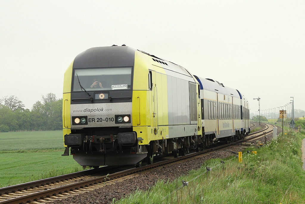 223 010-0 der NOB mit selbsfotografierendem Tf passiert hier den Bü Lehnshallig bei Niebüll. 01.06.2013