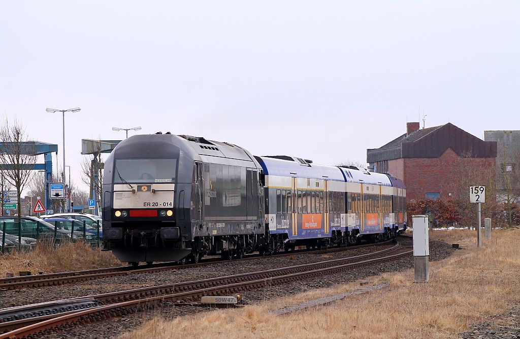 223 014-2/ER 20-014 von MRCE(nicht mehr bei der NOB geführt)zieht hier eine NOB(mit HKX Werbung)aus Hamburg kommend durch Husum Richtung Westerland. 31.03.2013