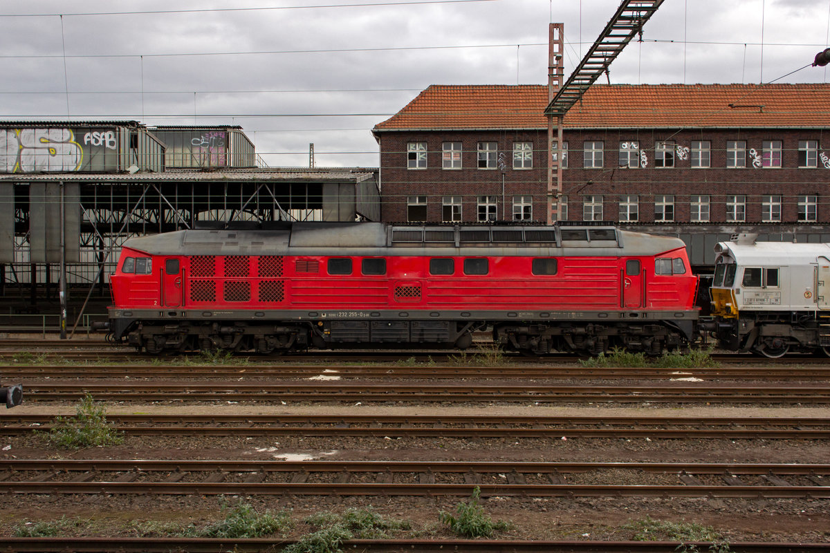 232 255 steht am 01.12.18 auf den Abstellgleisen des Bahnhofes Wanne-Eickel. Auerdem zu sehen ist 077 030 von ECR.