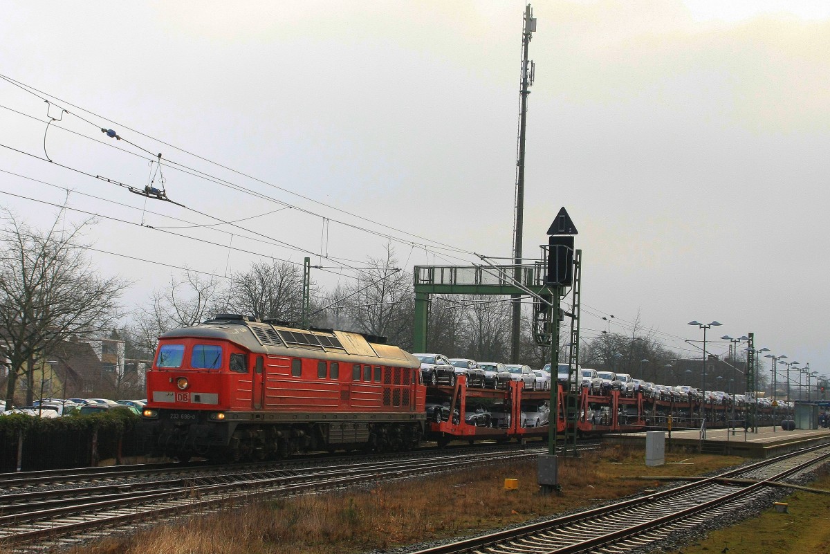 233 698 mit Autotransportzug am 25.02.2015 in Buxtehude