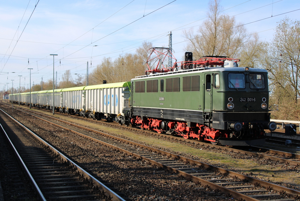 242 001-6(142 001-7 D-Press)stand am Abend des 16.04.2021 mit DGS 95090 von Rostock-Bramow nach Wurzen in Rostock-Bramow