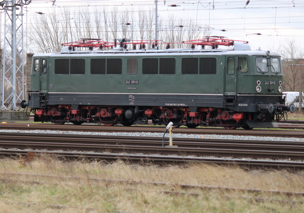 242 001-6(142 001-7 D-Press)stand am Mittag des 25.02.2022 im Rostocker Hbf.