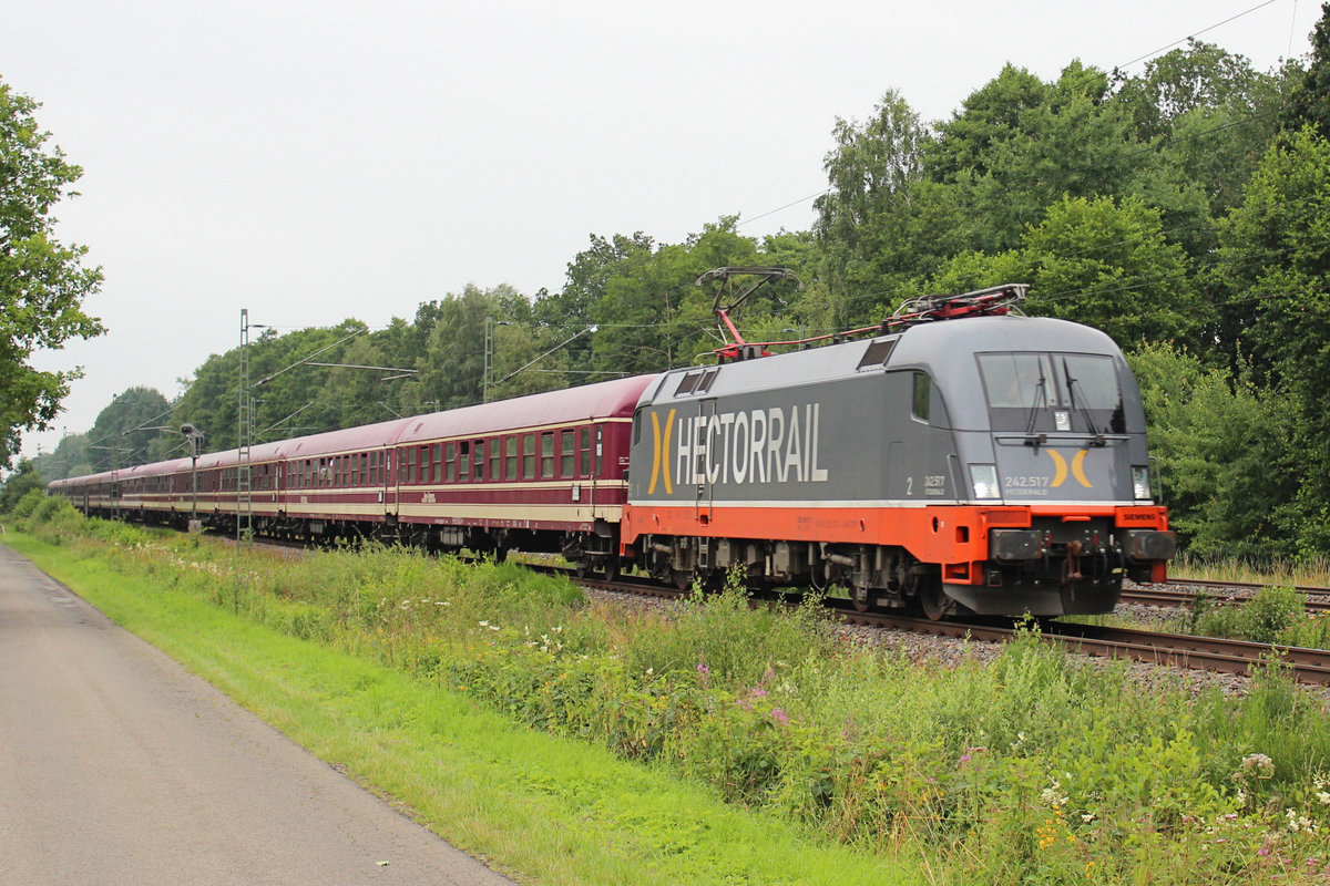 242.517 ist mit einen Sonderzug am Haken auf den Weg nach Hamburg zum Schlagermove.
Tostedt - Dreihausen 16.07.2016