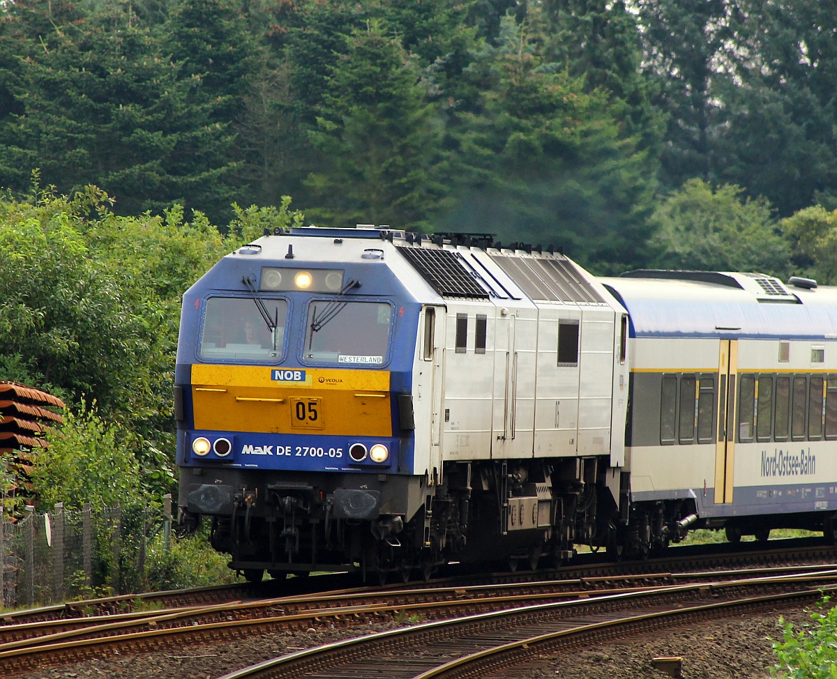 251 005-5/ MaK DE 2700-05 hat hier mit der NOB 81713 Einfahrt in den Bhf Husum, Fahrtziel ist Westerland/Sylt. Husum 08.09.2013