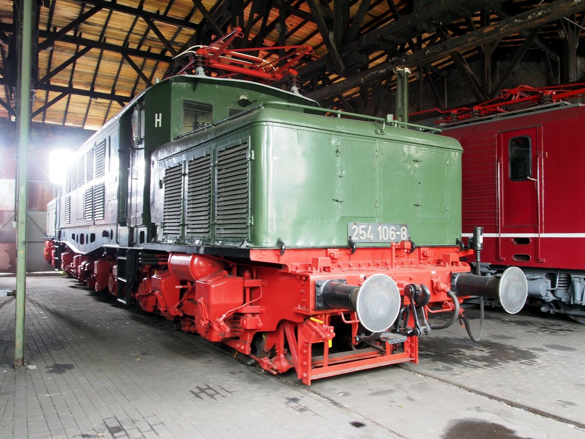 254 106-8 im Eisenbahnmuseum Weimar am 05.08.2016.