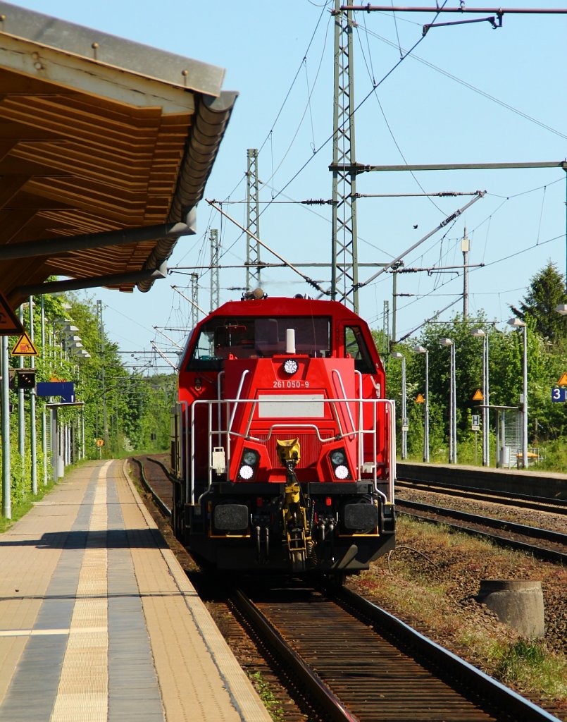 261 050-9 als T 76070 auf dem Weg nach Flensburg um dort Rangieraufgaben zu erledigen. 24.05.12