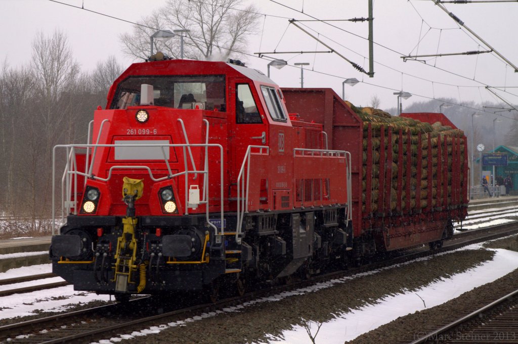 261 099-6 war heute mit der Übergabe EK 53368 aus Flensburg unterwegs und dieselt hier durch Schleswig Richtung Rendsburg. 16.03.2013