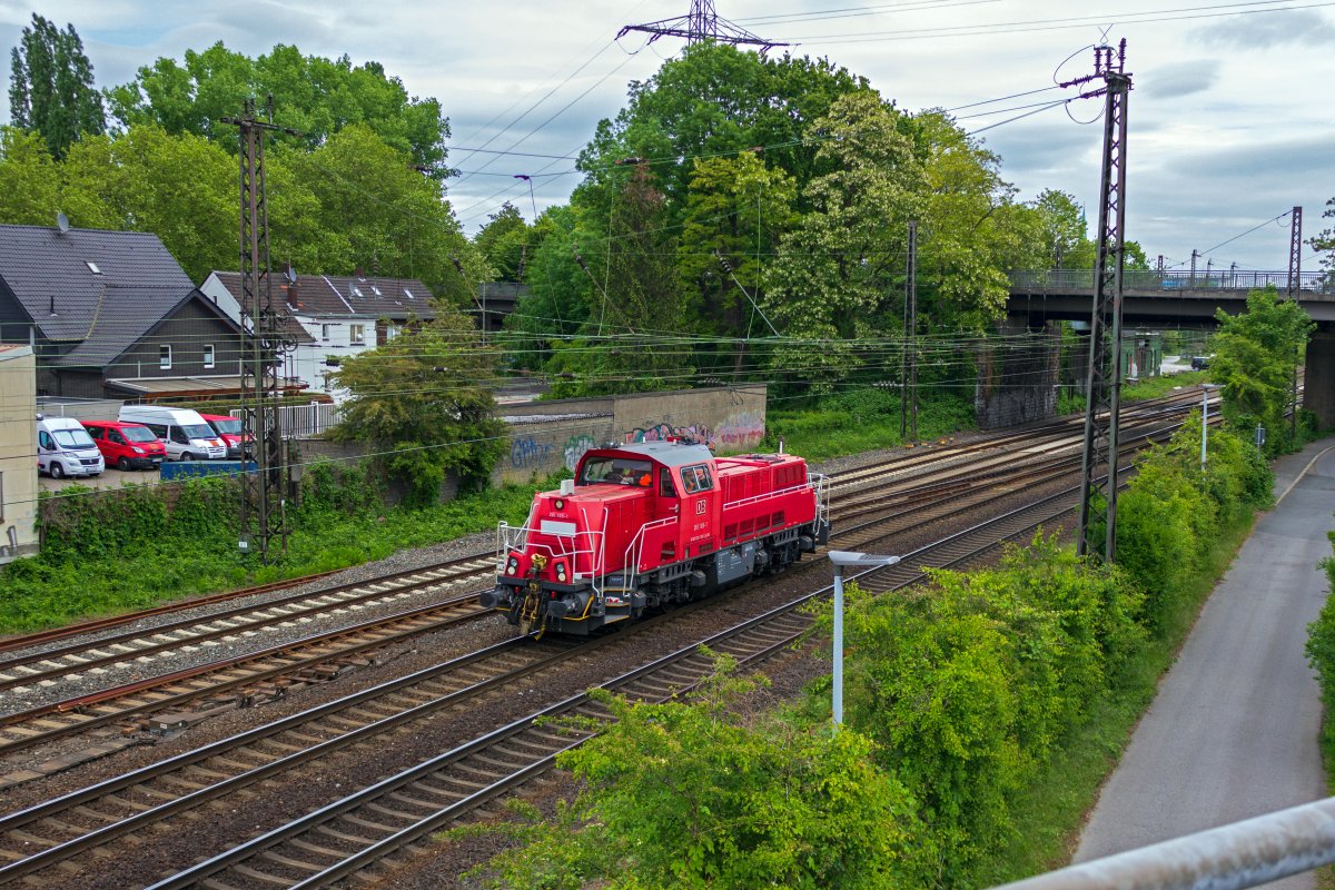 261 105 rollt als Lokleerfahrt in Richtung S�den.