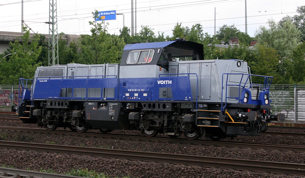 261 303-2 dieselt hier gemütlich durch HH-Harburg. 12.07.12