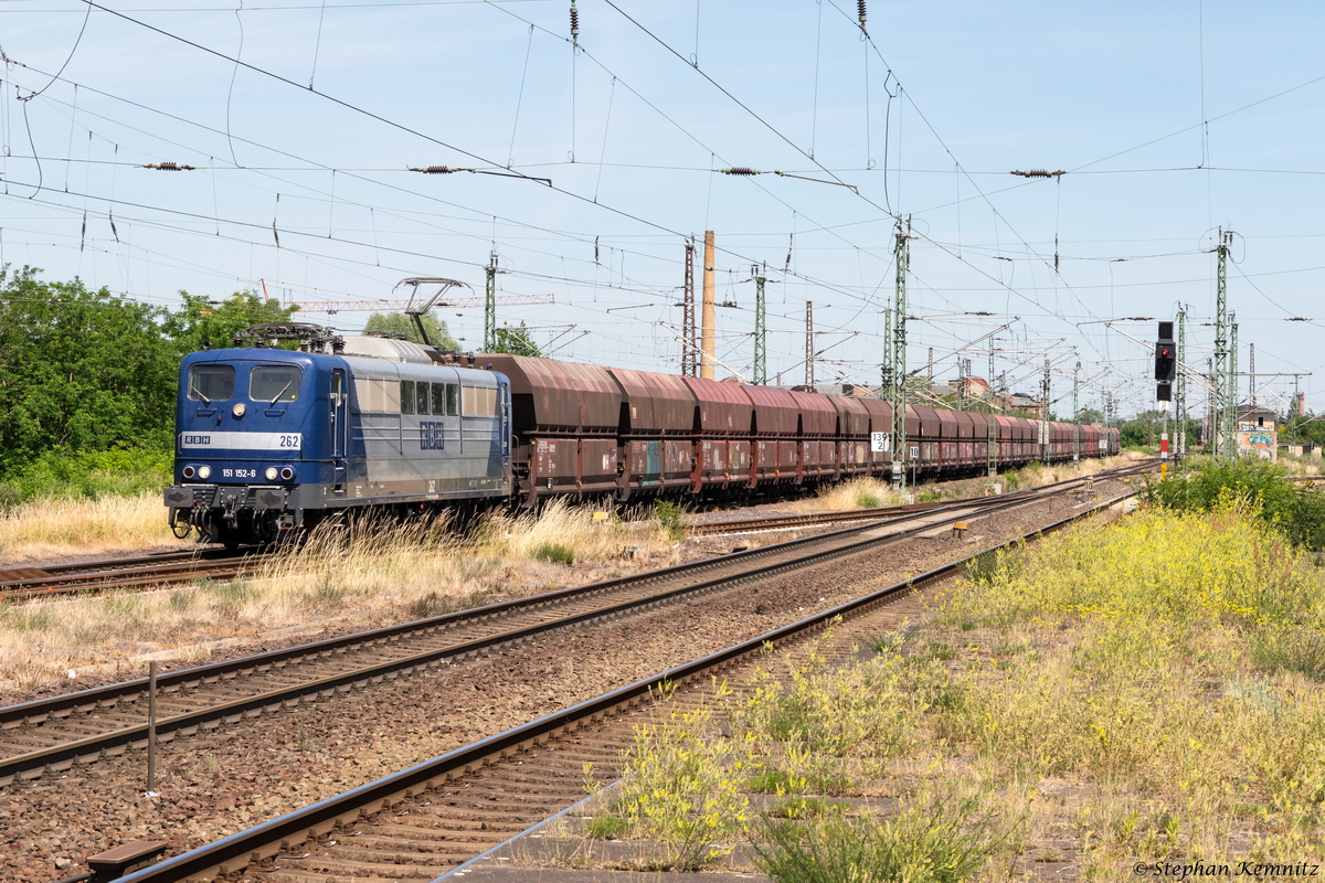 262 (151 152-6) RBH Logistics GmbH mit einem Falns Ganzzug in Magdeburg-Neustadt und fuhr weiter in Richtung Hauptbahnhof. 17.06.2015