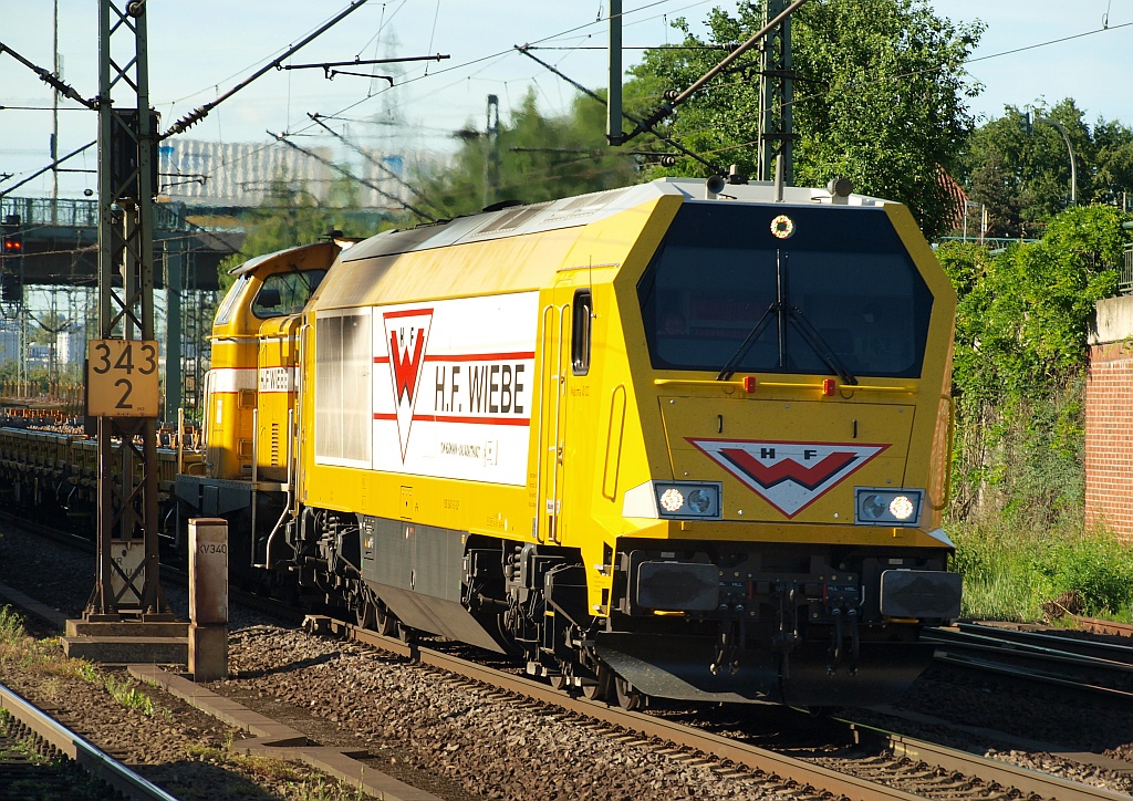 264 011-8 von H.F.Wiebe durchfuhr HH-Harburg mit einem langen Bauzug am Haken. 03.06.11