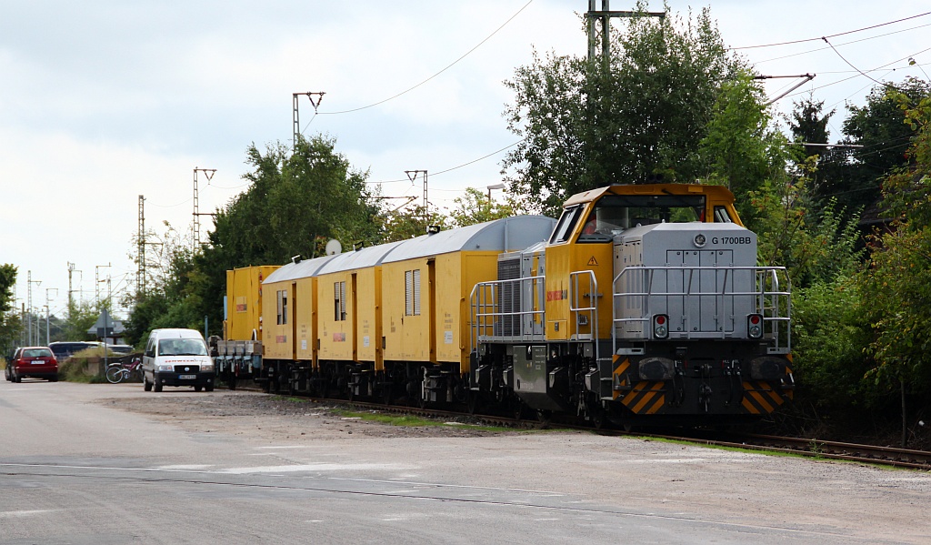 277 031-1 der Firma Schweerbau abgestellt mit dem Mannschafts/Schlafwagenzug dem später noch die Schienenfräse SFU 03 angehängt wurde. Jübek 30.08.2012