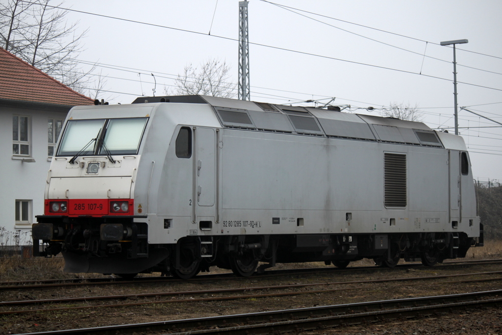 285 107-9 stand im Bahnhof Rostock-Bramow abgestellt.05.03.2014