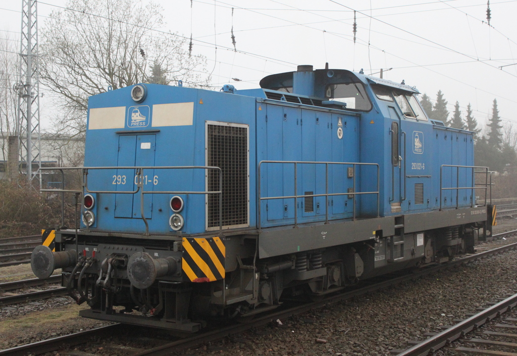 293 021-6 der Firma Eisenbahn-Bau- und Betriebsgesellschaft Pressnitztalbahn mbH stand am Morgen des 14.04.2018 sehr fotofreundlich in Rostock-Bramow abgestellt. 