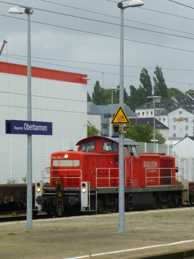 294 893 durchfährt am 11.8. über die S-Bahngleise Wuppertal-Oberbarmen.