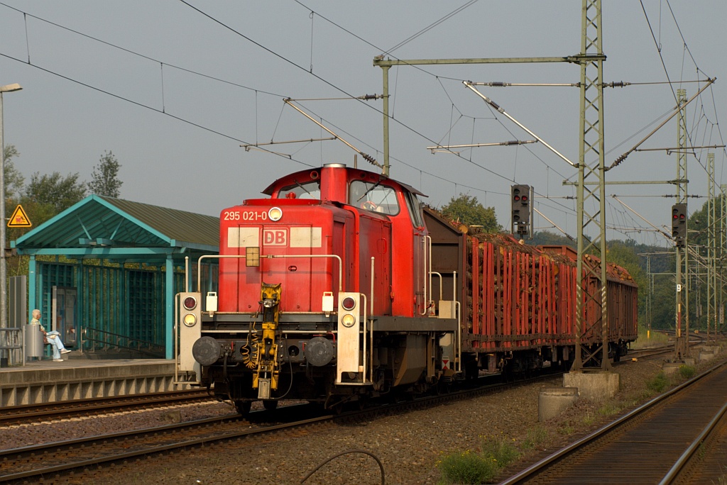 295 021-0 mit dem EK 53386(Flensburg-Weiche - Neumünster)bei der Durchfahrt in Schleswig. 03.09.2011