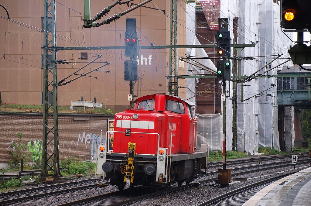 295 060-8 dieselt hier nach kurzem Halt aus dem Bhf HH-Harburg. 26.09.2010