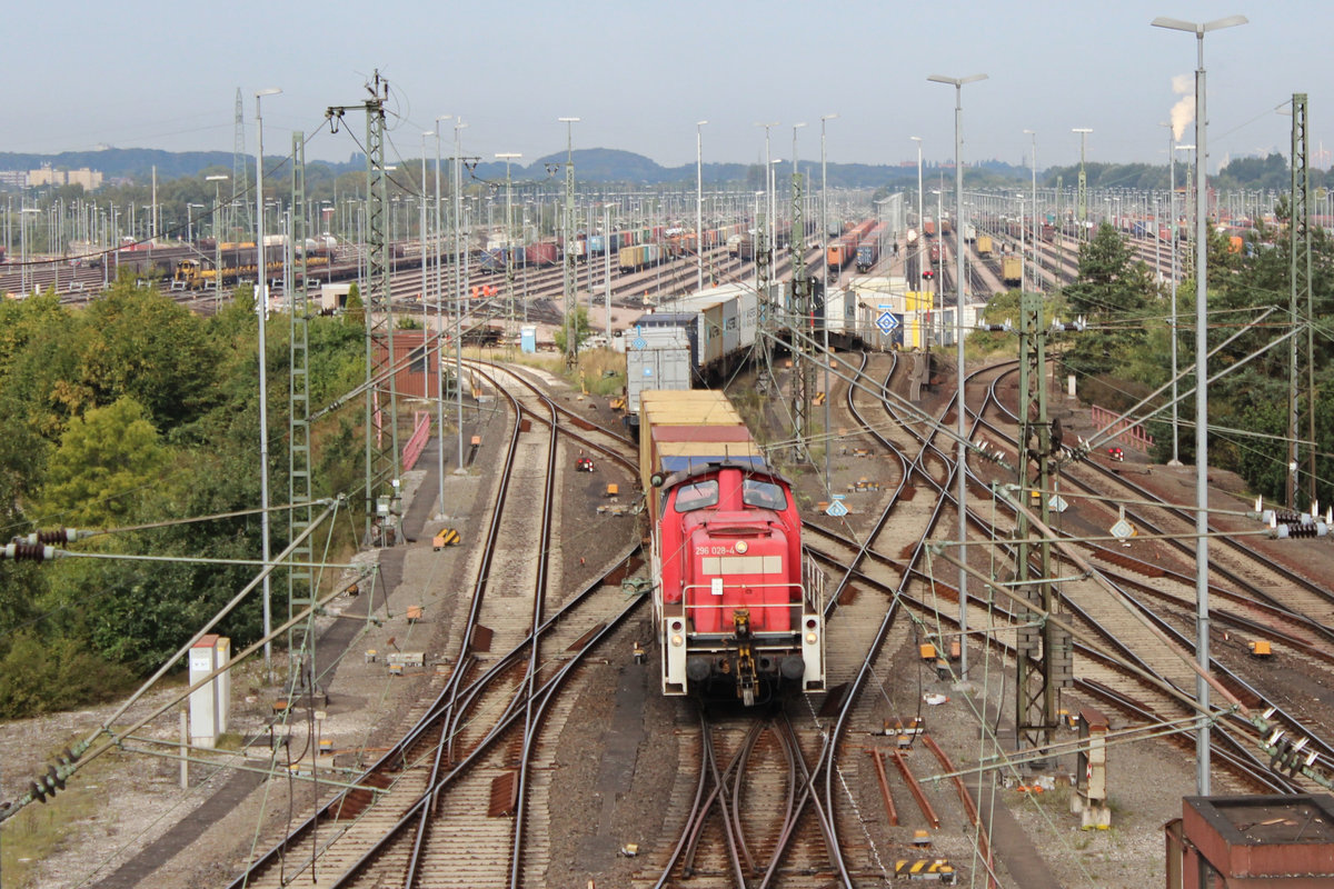 296 028-4 bei ihrer Arbeit am Ablaufberg in Maschen - Rangierbahnhof. Datum 22.09.2016