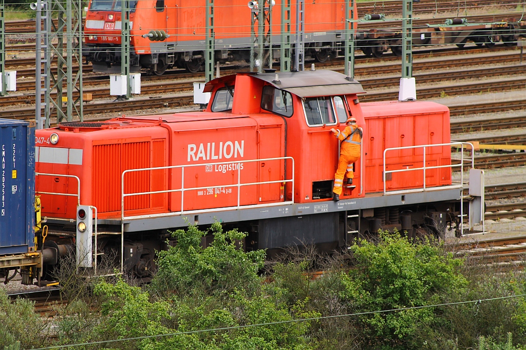 296 047-4 rangierte einige Waggons über den Ablaufberg und konnte hier mit dazugehörigem Rangierer/Verschieber aufgenommen werden. Maschen Rbf 29.06.2013