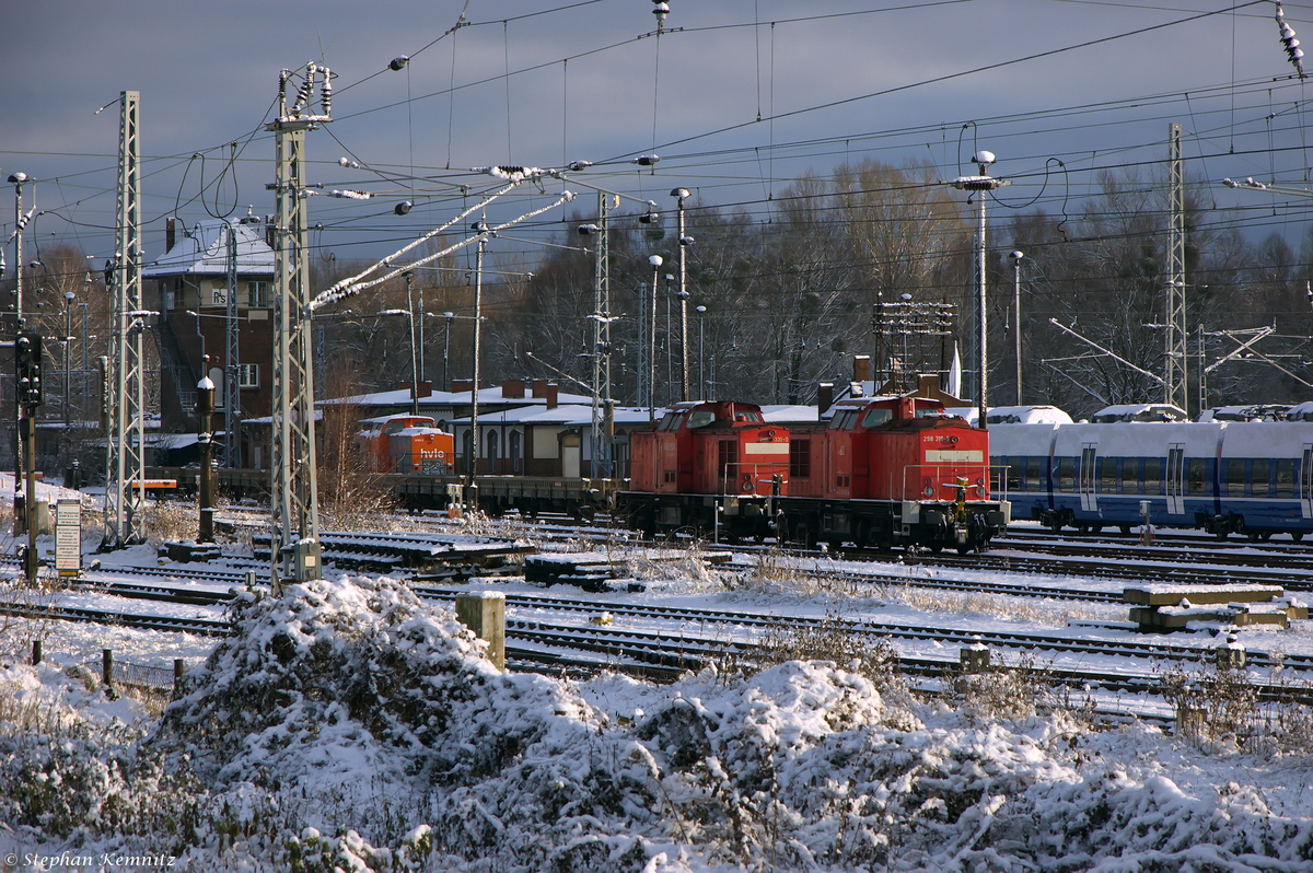 298 319-5 & 298 331-0 DB Schenker Rail Deutschland AG standen im Wustermarker Rangierbahnhof abgestellt und warten auf neue Einsätze. 26.12.2014